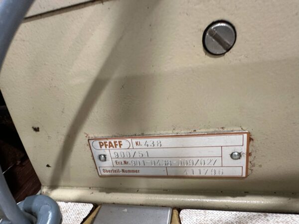 Heavy duty zigzag PFAFF 483 sewing machine - Image 3