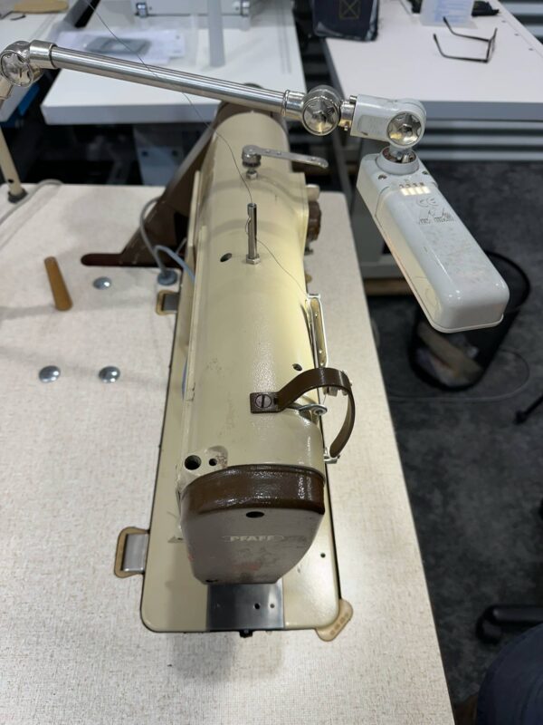 Heavy duty zigzag PFAFF 483 sewing machine - Image 9